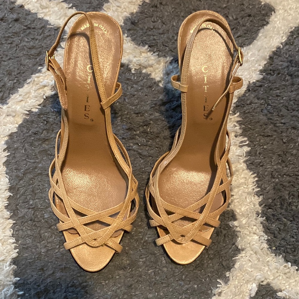 says size 8 but fits my foot which is a size 5